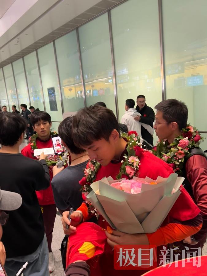 旺财28APP-U23国足队员抵达大兴机场欢呼声此起彼伏，“中国队加油”响彻机场大厅，门将李昊：非常感谢所有球迷