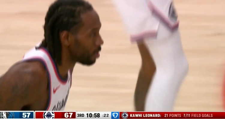 旺财28官网-探囊取物！伦纳德冲击内线抛投得手 完成连续55场得分20+